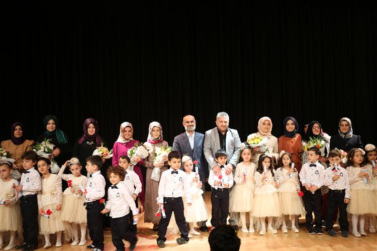 Yunus Emre Anaokulu görkemli bir mezuniyet töreni ile 40 öğrencisini mezun etti.
